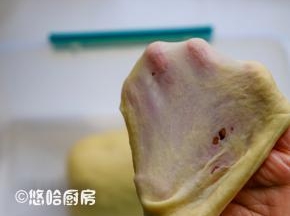 一直搅打至面团能拉出薄膜为止，这款面团的水分不多，面团比较硬。