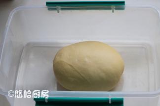 面团表面收光滑后，放入保鲜盒中进行发酵，冬季可以放在暖气旁边发酵。