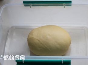 面团表面收光滑后，放入保鲜盒中进行发酵，冬季可以放在暖气旁边发酵。