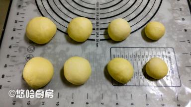 取出面团，分成2份60克的面团，2份50克的面团，2分35克的面团，2分20克的面团，滚圆，盖保鲜膜醒发15~20分钟。