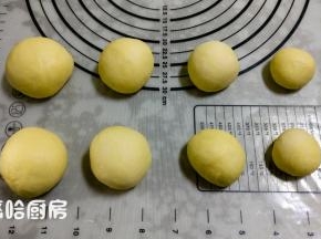 取出面团，分成2份60克的面团，2份50克的面团，2分35克的面团，2分20克的面团，滚圆，盖保鲜膜醒发15~20分钟。