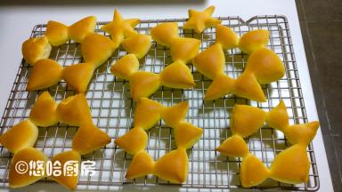 烘烤后的面包放在网架上放凉，放至手温后即可装入保鲜袋中保存。