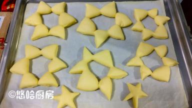 烤盘放在烤箱中，表面盖保鲜膜，在烤盘下面放一碗热水，让面团在密闭温暖的环境中进行二发，一个小时面团发酵到位。