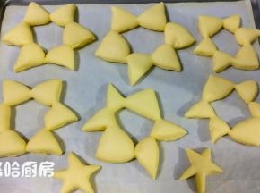 烤盘放在烤箱中，表面盖保鲜膜，在烤盘下面放一碗热水，让面团在密闭温暖的环境中进行二发，一个小时面团发酵到位。