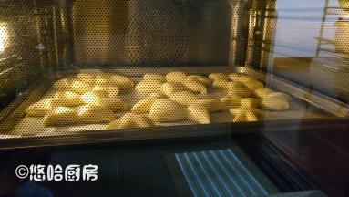 烤盘放入已预热到位的烤箱下层，烤箱温度为上下管均180度，烘烤10分钟。