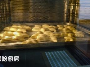烤盘放入已预热到位的烤箱下层，烤箱温度为上下管均180度，烘烤10分钟。