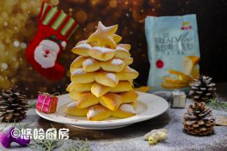 把面团从下往上，安装下面大上面小的模式排列起来，就是一棵圣诞树。撒上糖粉或面粉，以及糖针装饰一下即可。