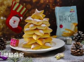 把面团从下往上，安装下面大上面小的模式排列起来，就是一棵圣诞树。撒上糖粉或面粉，以及糖针装饰一下即可。