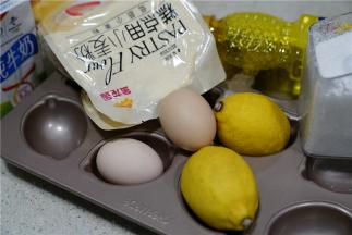 这款点心的有用料：柠檬一个（实用一个），鸡蛋二个，糕点类小麦粉110克，玉米油70克，白糖50克，泡打粉4克，牛奶40克。