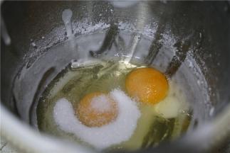 不要在意容器，我是打了糖霜的，将全蛋与白糖配在一起，打至融合。