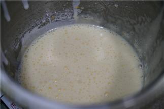 然后再加入纯牛奶，打至食材的完全融合。