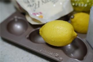 柠檬用细盐搓洗至干净，然后擦洗干净备用。