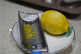 用磨研刨擦出柠柠檬末来调味，注意不要擦到发白的地方，