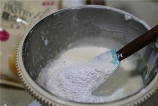 然后再加入糕点用小麦粉，加入之后轻轻拌至无干粉状。