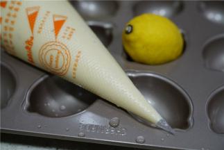 将拌好的柠檬蛋糕糊装裱花袋里，再冷藏备用。