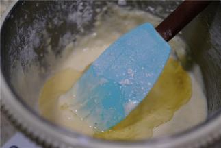 再将玉米油加入，拌至完全融合。