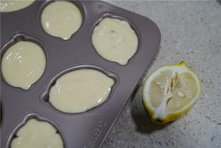 预热好烤箱，将冷藏好的柠檬蛋糕糊挤在柠檬模里。