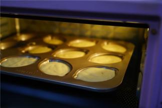 170度烤20分烤制蛋糕，要注意不同的烤箱，不同的温差，我们要结合自家的烤箱来烤制。