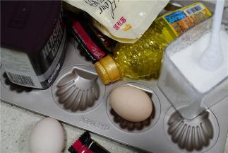 如图这款菜谱用到：鸡蛋二个，可可粉20克，糕点专用粉90克，玉米油70克，白糖50克，泡打粉4克，巧克力适量，巧克力豆适量。（备二份这样子的食材，一份做原味一份做可可味，做原味的玛德琳，可可粉用同等的糕点粉来代替）