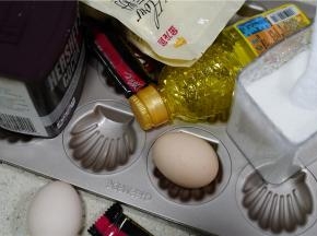 如图这款菜谱用到：鸡蛋二个，可可粉20克，糕点专用粉90克，玉米油70克，白糖50克，泡打粉4克，巧克力适量，巧克力豆适量。（备二份这样子的食材，一份做原味一份做可可味，做原味的玛德琳，可可粉用同等的糕点粉来代替）