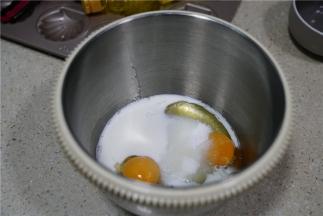 将全蛋配及牛奶及白糖，打至食材间的完成融合。