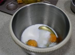 将全蛋配及牛奶及白糖，打至食材间的完成融合。