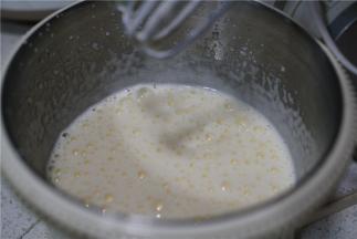 如图状就是打好的状态，蛋糊微微发白。