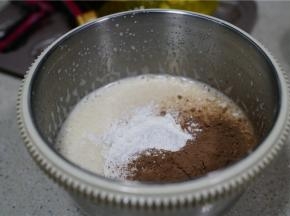 然后将可可粉，糕点专用粉，泡打粉混合加至到蛋液里，拌至无干粉状。