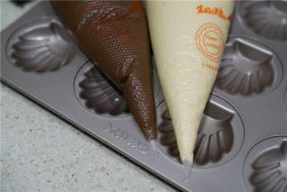 用同样的方法，调配好原味玛德琳糊，将拌好的糊全部加至裱花袋里，然后冰箱冷藏一小时。