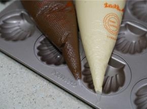 用同样的方法，调配好原味玛德琳糊，将拌好的糊全部加至裱花袋里，然后冰箱冷藏一小时。