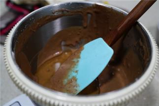 然后再加入玉米油，拌至食材完全的融合。