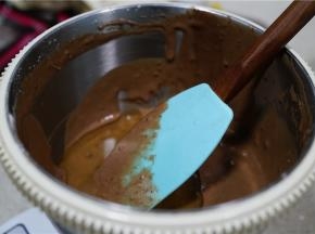 然后再加入玉米油，拌至食材完全的融合。