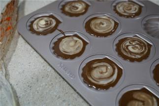 冷藏好了之后，将二款蛋糕糊混合裱至贝壳模里。