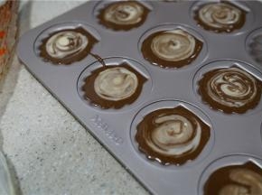 冷藏好了之后，将二款蛋糕糊混合裱至贝壳模里。