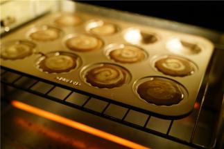 然后入预热好的烤箱，170度烤制20分钟。