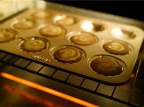 然后入预热好的烤箱，170度烤制20分钟。