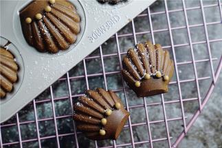 为了更应景，咱们可以洒适量的椰蓉粉在表面就可以啦。