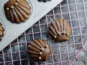 为了更应景，咱们可以洒适量的椰蓉粉在表面就可以啦。