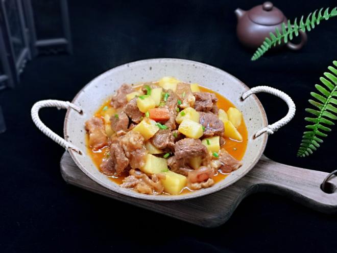 酸汤土豆绘牛肉
