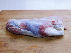 首先将牛腱子肉用温水洗干净。(牛腩也可以，根据个人喜欢)
