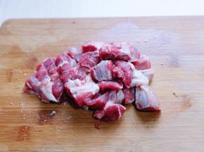 干净的牛腱子切小块。(块的大小也可以根据个人喜欢来切)