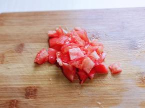 番茄洗干，切块。(可以根据个人喜欢选择是否需要去皮)