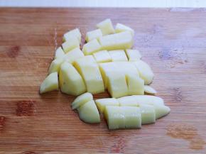 土豆去皮，洗干净切块。