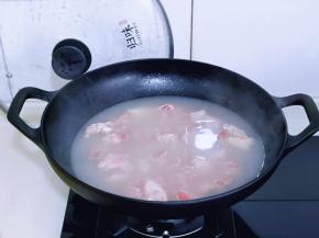 将牛肉焯水，冷水入锅，大火烧开，煮2分钟，捞出用温水冲洗，把牛肉上面的杂质冲洗干净。