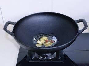 起油锅，加入准备好的香料炒香。