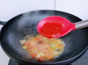 再加入切好的番茄煸炒，当番茄炒碎时加入番茄酱翻炒均匀。
