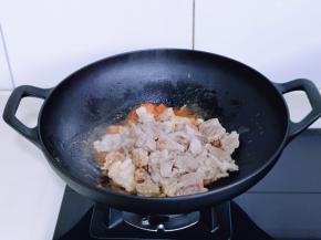 再加入焯水的牛肉，翻炒至均匀。(全程小火)