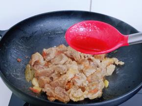 再加入料酒。(适当多一些去肉腥)