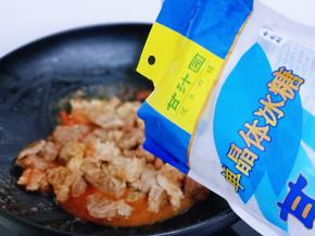 再加入冰糖，翻炒均匀。(单晶冰糖颜色及颗粒形状更美观，小颗粒冰糖，更方便储存食用。）