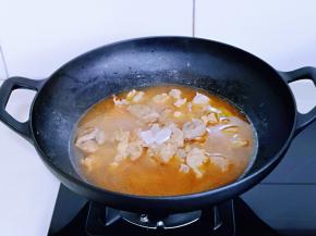 再加入纯净水，没过牛肉为佳。(一次性加够水量，中途不要加水哈)